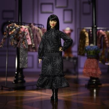 Barbie – Femmes Inspirantes – Poupée et Acc. – Anna Sui, Robe Noire - Image 2 of 6