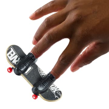 Hot Wheels Skate Vehículo de Juguete Patineta Marvel con Tenis - Image 3 of 6