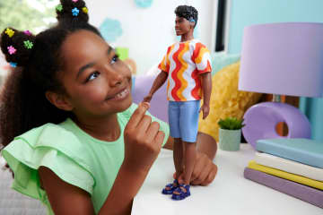 Barbie Fashionistas Ken Dolls Wearing Removable Outfit & Shoes, 65th Anniversary - Imagen 2 de 4