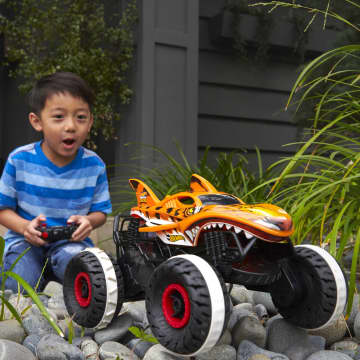 Hot Wheels Monster Trucks Vehículo a Control Remoto Tiger Shark Escala 1:15 - Image 2 of 6