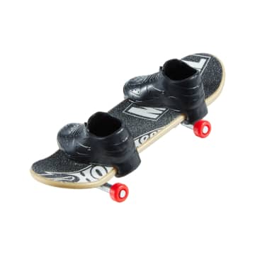 Hot Wheels Skate Vehículo de Juguete Patineta Marvel con Tenis - Image 4 of 6