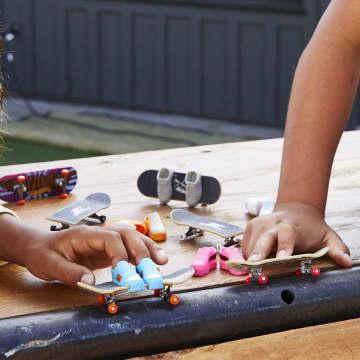 Hot Wheels Skate Vehículo de Juguete Patineta con Tenis Sorpresa - Image 2 of 6