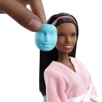 Coffret de Jeu Journée Au Spa et Masque Facial Barbie®, Poupée Barbie® Brunette, Chiot, Jouet à Mouler et Pâte - Image 3 of 6