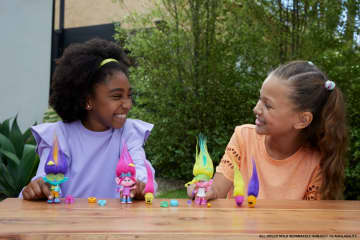 Dreamworks Trolls Band Together Hair Pops Viva Small Doll & Accessories, Toys inspired By The Movie - Imagen 2 de 6