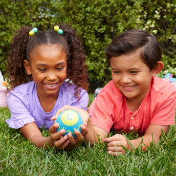 Magic 8 Ball Easter Novelty Game For Kids, Adult, Family & Game Night - Imagem 2 de 6