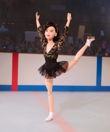 Barbie Inspiring Women Kristi Yamaguchi Collectible Doll in 1992 Winter Olympics Fashion - Imagem 3 de 6