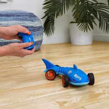 Hot Wheels RC 1:15 Scale Shark Speeder, Battery-Powered Remote-Control Vehicle - Imagem 5 de 6