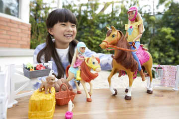 Barbie Hugs 'n' Horses With & Chelsea Dolls, Blonde Doll Playset - Image 2 of 6