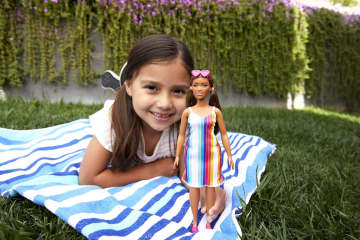 Barbie Fashion & Beauty Muñeca Loves the Ocean Vestido Arcoíris - Image 2 of 6
