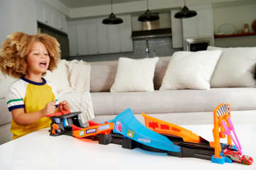 Disney And Pixar Cars Glow Racers Launch & Criss-Cross Playset With 2 Glow-In-the-Dark Vehicles - Image 2 of 6
