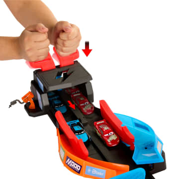Cars de Disney y Pixar Pista de Juguete Glow Race Lanza y Cruza - Image 3 of 6