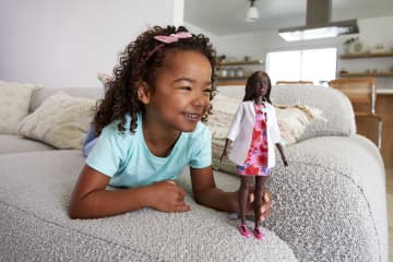 Barbie® Poupée Barbie® Docteur - Image 2 of 6