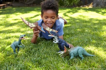 Jurassic World Dinosaurio de Juguete Rajasaurus Gris Ruge y Ataca - Imagen 2 de 6