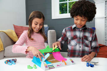 Hot Wheels Skate Tony Hawk Hq Skatepark With 2 Exclusive Fingerboards And 2 Pairs Of Skate Shoes - Imagen 2 de 6