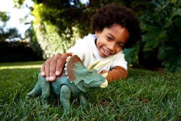 Jurassic World Dinossauro de Brinquedo Triceratops Ruge e Ataca - Imagem 2 de 6