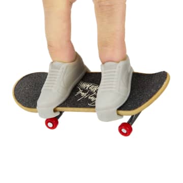 Hot Wheels Skate Vehículo de Juguete Patineta TALON SHRED™ con Tenis - Image 3 of 6