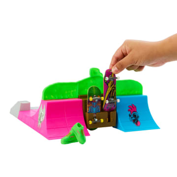 Hot Wheels Skate Tony Hawk Hq Skatepark With 2 Exclusive Fingerboards And 2 Pairs Of Skate Shoes - Imagen 5 de 6