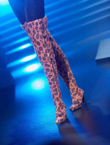 Barbie Signature Gloria Estefan Barbie Doll With Microphone, Gift For Collectors - Image 5 of 6