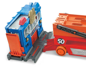 Hot Wheels City Pista de Juguete Mega Remolque - Image 4 of 6