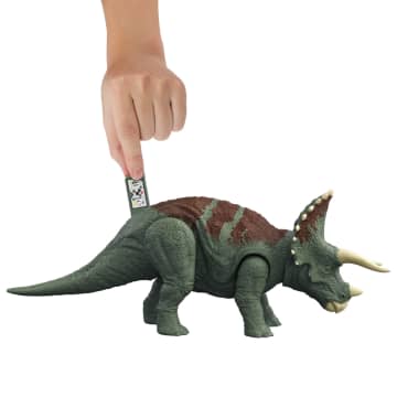 Jurassic World Dinossauro de Brinquedo Triceratops Ruge e Ataca - Imagem 4 de 6