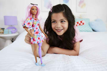 Barbie Fashionista Muñeca Vestido Floral y Cabello Rosa - Imagen 2 de 6