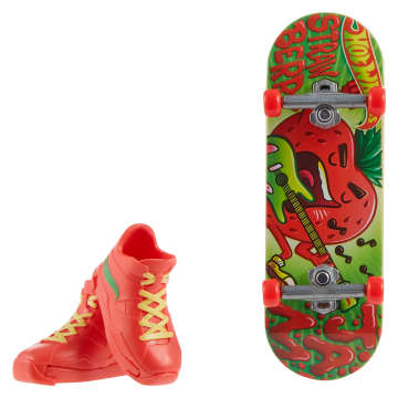 Hot Wheels Skate Veículo de Brinquedo Skateboard BERRY COOL™ com Tênis - Image 1 of 5