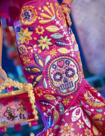 2023 Día De Muertos Barbie Doll Wearing Ruffled Pink Gown And Holding Tiny Ofrenda, Barbie Signature - Image 5 of 6