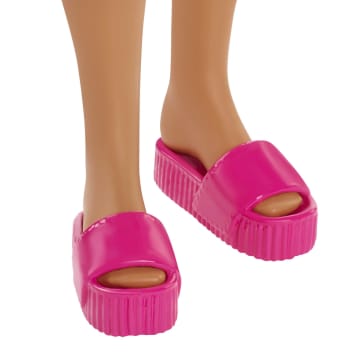Barbie Fashion & Beauty Muñeca Loves the Ocean Vestido Arcoíris - Image 4 of 6