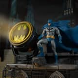 DC Premium Batman: Hush Rooftop Bat-Signal Diorama Set