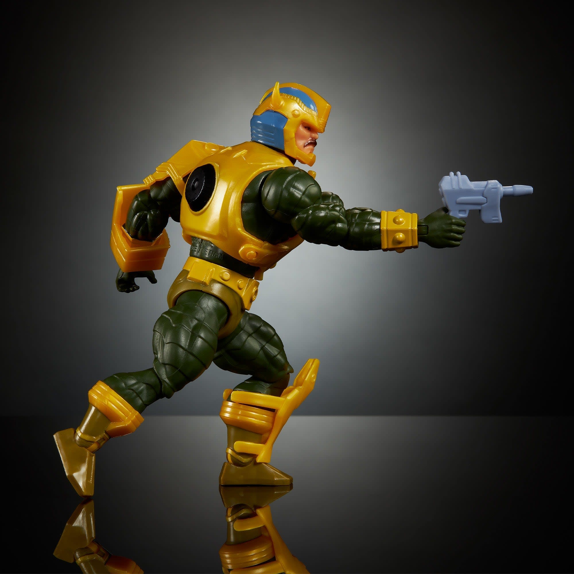 Masters of the Universe x Transformers Bumblebee Armor Man-At-Arms Actionfigur
