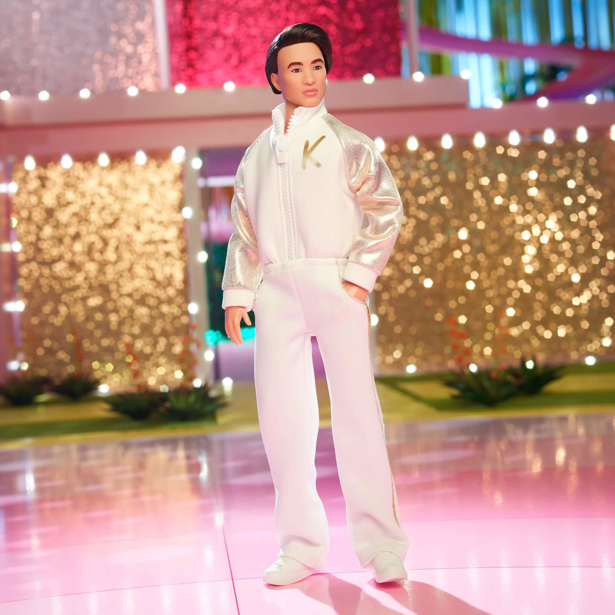 Ken-Puppe im weiß-goldenen Trainingsanzug – Barbie Der Film