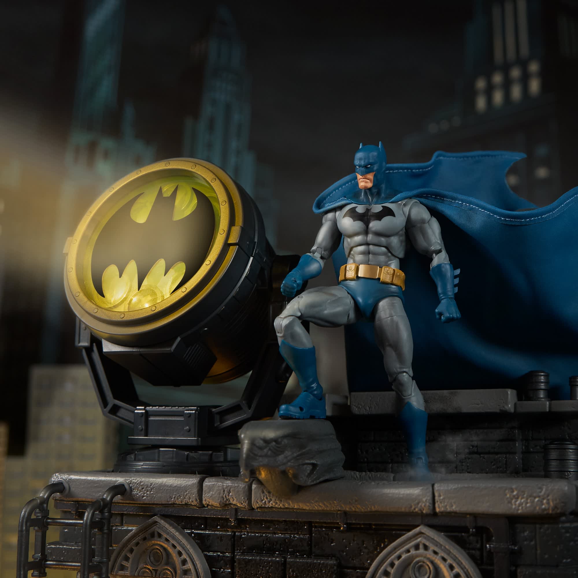 DC Premium Batman: Hush Rooftop Bat-Signal Diorama Set