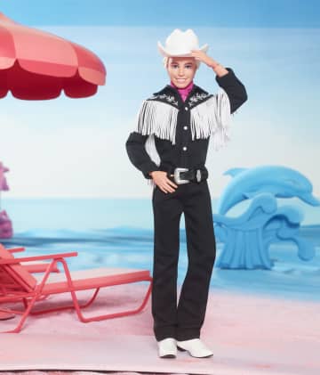 Ken Barbie La Película Muñeco Coleccionable De La Película Con Un Conjunto Negro Con Flecos Blancos, Sombrero Y Botas De Vaquero Y Un Pañuelo Rosa - Imagen 4 de 6