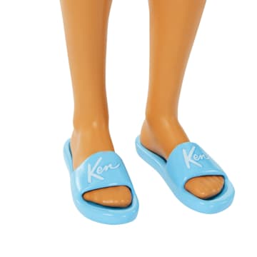 Blonde Ken pop met zwembroek en accessoires met strandthema - Imagen 4 de 6