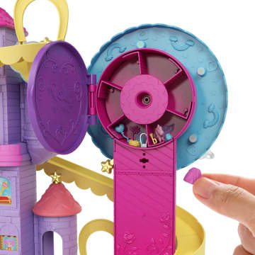 Polly Pocket Playset Lunapark Dell'Arcobaleno, 3 Giostre, 7 Aree Di Gioco, 2 Bambole, 2 Unicorni E 25 Sorprese (30 Pezzi In Totale) - Image 5 of 7