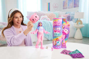 Barbie Cutie Reveal Puppe und Accessoires, Teddybär der Cozy Cute Serie in Love“ T-Shirt, pinke Haare mit violetten Strähnen und braune Augen