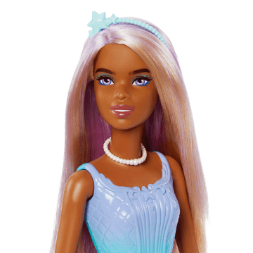 Renkli Saçları, Kelebek Baskılı Pembe Etekleri Ve Aksesuarlarıyla Barbie Masal Dünyası Bebekleri
