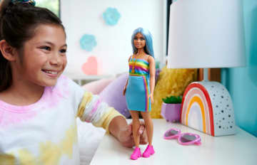 Gökkuşağı Renklerinde Bluz Ve Camgöbeği Etek Giymiş, Mavi Saçlı Barbie Fashionistas Bebekleri - Mavi Saçlı & Renkli Etekli, 65. Yıl Dönümü
