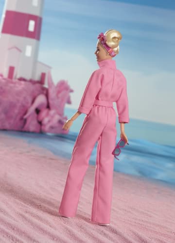 Barbie La Película Margot Robbie Como Barbie Muñeca Coleccionable De La Película Con Un Mono Rosa, Gafas De Sol Y Un Pañuelo En El Pelo - Imagen 6 de 6
