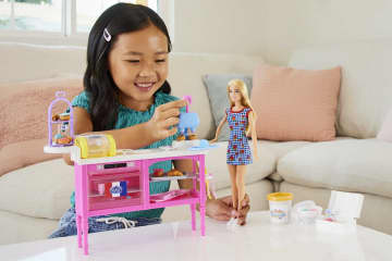 Barbie - Coffret Poupée Malibu Barbie Pâtisserie - Coffret Poupée Mannequin - 3 Ans Et +