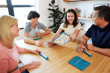 Scrabble Bordspel, Klassiek Woordspel Voor Families Met Twee Manieren Om Te Spelen Voor 2-4 Spelers, Nederlandse Editie