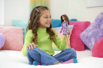 Barbie Fashionistas Puppe Mit Gekrepptem Haar Und Sommersprossen - Bild 2 von 6