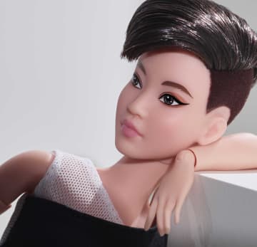 Barbie Signature Barbie Looks Puppe: Petite (kurze schwarze Haare)