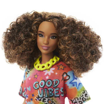Barbie Barbie Fashionistas Muñeca castaña con vestido de grafiti - Imagen 2 de 6