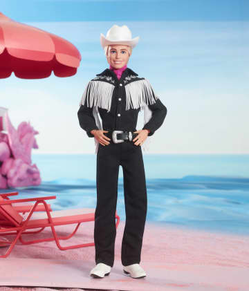 Die Ken-Sammlerpuppe Aus Dem Barbie-Spielfilm Trägt Ein Schwarzes Outfit Mit Weißen Fransen, Cowboyhut Und Stiefeln Zusammen Mit Einem Pinken Bandana - Bild 2 von 6