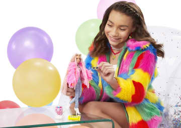 Barbie Extra – Fluffy Pink Jacket