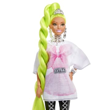 Barbie® Extra Lalka Biała tunika – Neonowe zielone włosy - Image 3 of 7