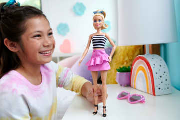 Barbie Muñeca Rubia Con Top Rayas Y Falda Rosa Fashionistas