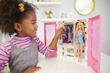 Набор игровой Barbie Гардероб мечты (с куклой)