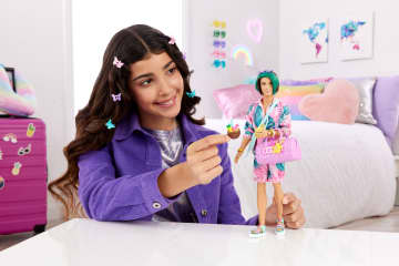 Muñeco Ken De Viaje Con Conjunto De Playa, Barbie Extra Fly